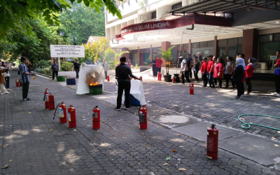 FIRE EXTINGUISHING TRAINING USING BATCH 2 FACULTY OF LAW UNDIP